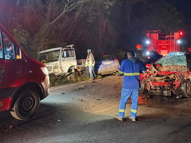 Homem morre em acidente envolvendo dois carros e caminhão na RS-324, no RS