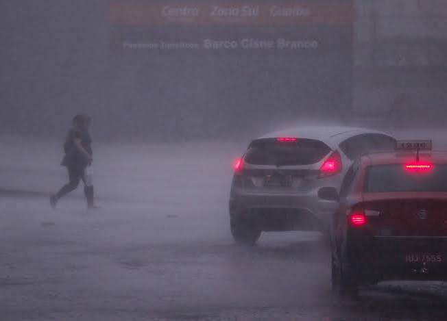 Chuva intensa prossegue no RS até a metade da semana; risco de fenômenos severos deve diminuir
