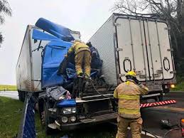 Grave acidente entre duas carretas na ERS-135 deixa uma pessoa morta no Norte do RS