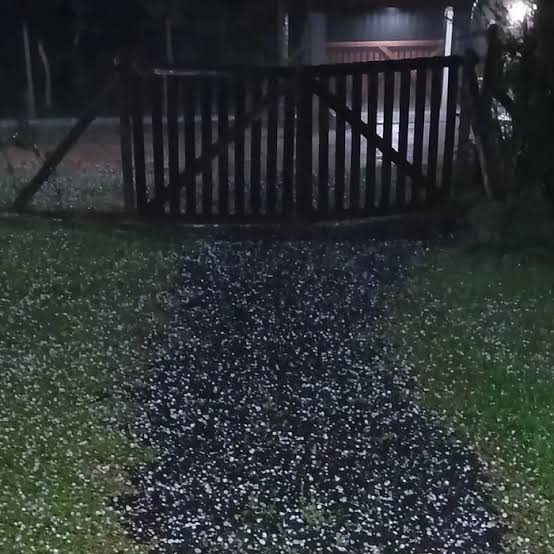 Pelo menos 17 municípios reportam granizo ou danos devido aos temporais no RS