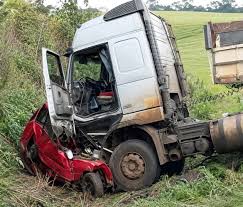 Grave acidente entre carro e carreta na BR-468, próximo à cidade de Bom Progresso
