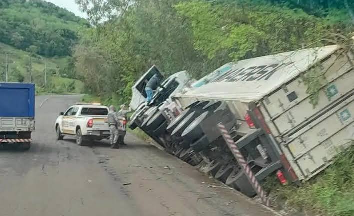 Carreta tomba e mobiliza atendimento na RSC-472, entre Tenente Portela e Palmitinho