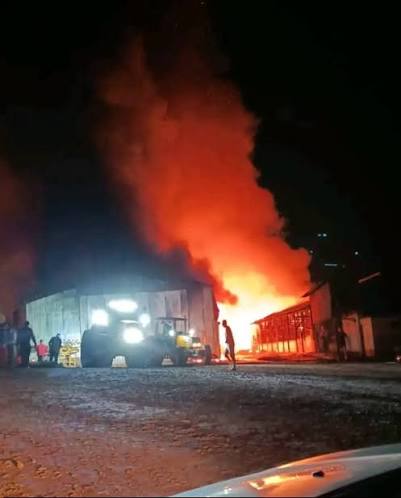 Incêndio destrói galpões e maquinários em propriedade rural de Nova Candelária