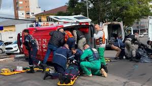 Acidente com ambulância do Samu e carro deixa paciente morto e três socorristas feridos