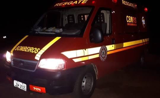 Motociclista sofre acidente e é socorrido pelo Corpo de Bombeiros no centro de Três Passos