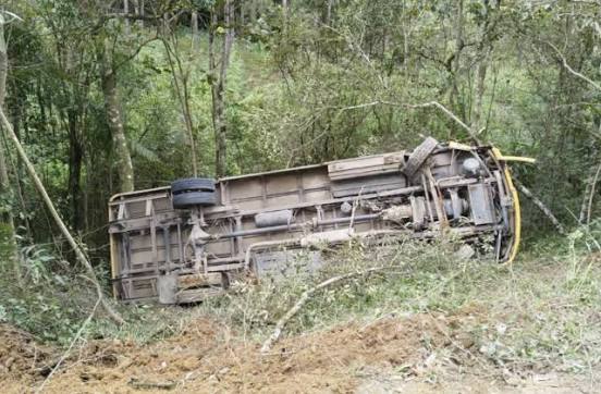 Ônibus escolar com 10 crianças sai da pista e tomba em ribanceira de aproximadamente 10 metros