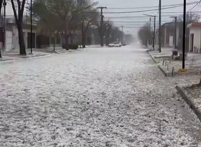 Forte temporal de granizo deixa cidade coberta de branco em província argentina; vídeo