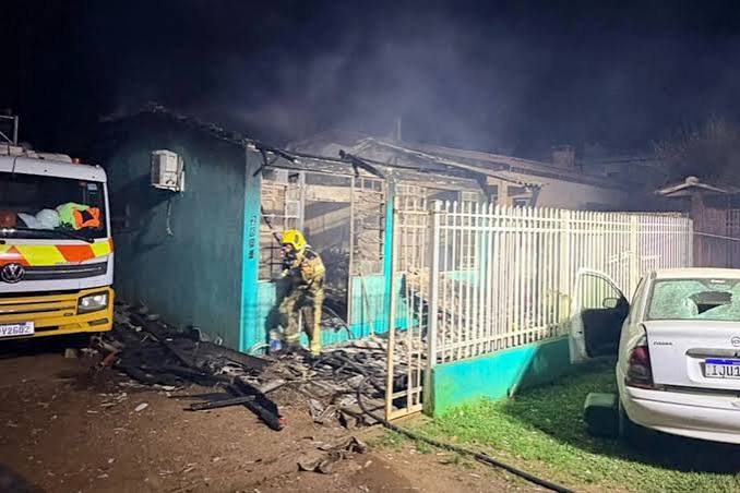 Polícia prende em flagrante mulher suspeita de incendiar casa de ex-companheiro