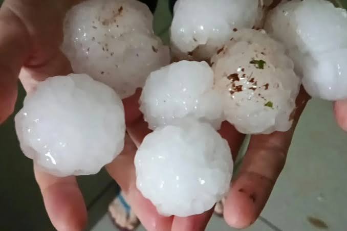Campo Novo é atingido por forte chuva de granizo na madrugada deste sábado