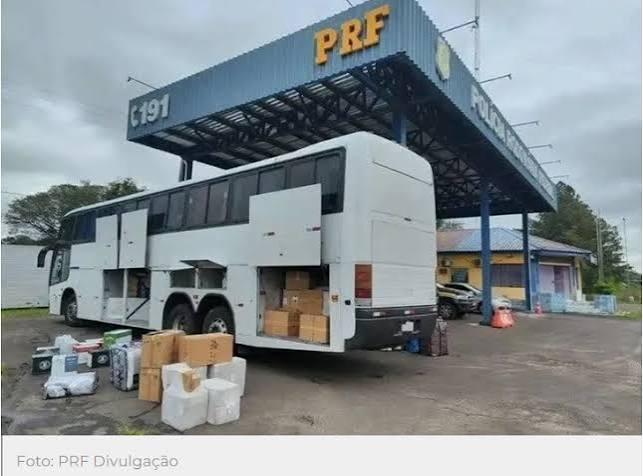 Motorista é preso e passageiros são detidos em abordagem a ônibus de turismo