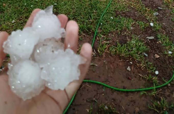 Temporal de granizo, na noite de domingo, causa estragos em município da Região