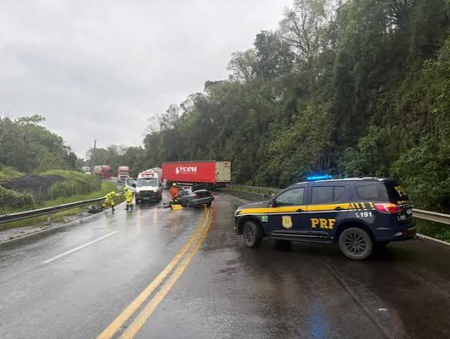 Colisão frontal entre carro e carreta deixa motorista gravemente ferido na BR-386, no RS