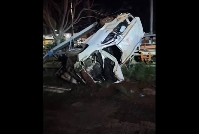 Capotamento de caminhonete deixa um morto e uma mulher ferida na RSC-453, no RS