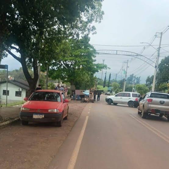 Colisão entre motocicleta e Ecosport deixa um ferido no centro de Esperança do Sul